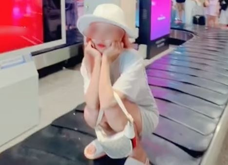 Thời gian gần đây MXH liên tiếp phẫn nộ với nhiều TikToker có hành động xấu ngay tại sân bay, cụ thể là trên băng chuyền hành lý.