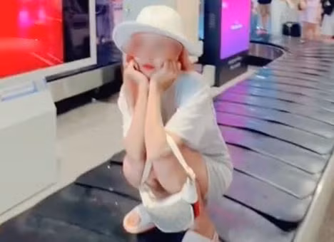 Thời gian gần đây MXH liên tiếp phẫn nộ với nhiều TikToker có hành động xấu ngay tại sân bay, cụ thể là trên băng chuyền hành lý.