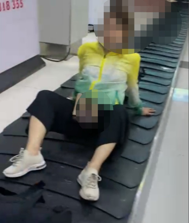 Không chỉ dừng lại ở đó, sau đó ít lâu trên MXH lại xuất hiện thêm trường hợp một cô gái khác ngồi tạo dáng tư thế "lâm bồn" trên băng chuyền hành lý khiến ai nhìn cũng phẫn nộ.