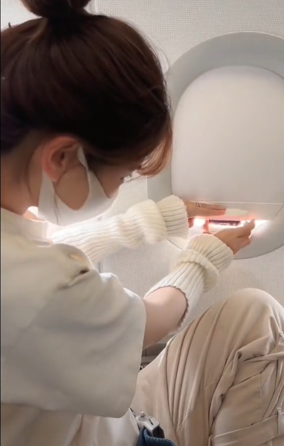 Trên TikTok, các bạn trẻ cũng chia sẻ nhiều đoạn clip tương tự ghi lại cảnh bầu trời từ cửa sổ máy bay như một trào lưu. Tuy nhiên họ không biết rằng hành động này vô cùng nguy hiểm gây ảnh hưởng đến an toàn bay.