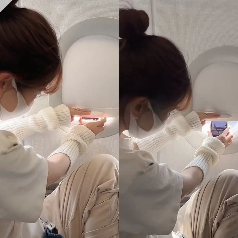 Đầu tháng 7, trên MXH xuất hiện hình ảnh một hành khách cài điện thoại bên ngoài tấm che cửa sổ máy bay. Nhiều người phỏng đoán chủ nhân chiếc điện thoại muốn quay video khung cảnh bên ngoài trong khi máy bay cất cánh.