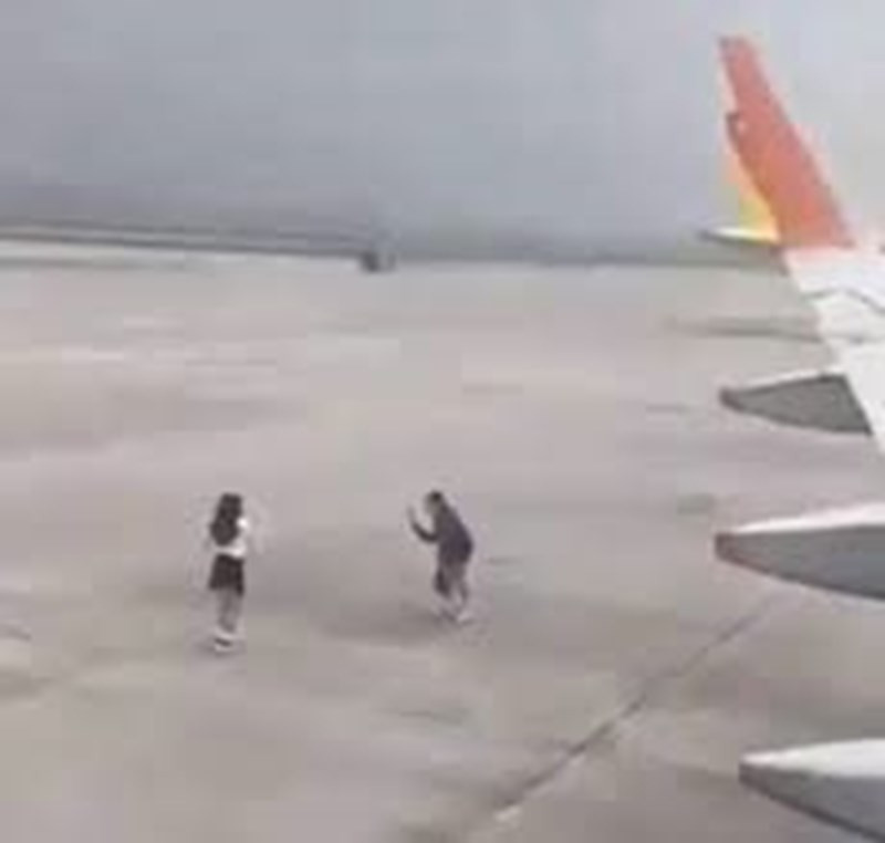 Một đôi TikToker khác cũng tranh thủ nhảy múa ngay cạnh máy bay đang dừng đỗ. Sau khi được chia sẻ lên mạng xã hội, sự việc khiến dư luận vô cùng bức xúc bởi hành động vô ý thức của 2 nhân vật này.