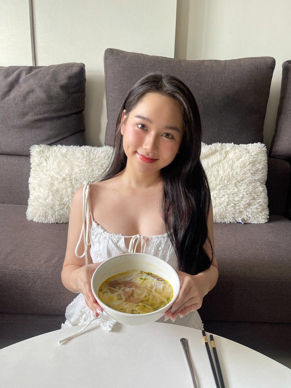 Người đẹp sinh năm 1998 trước đó sở hữu hình thể mảnh mai đáng ngưỡng mộ.