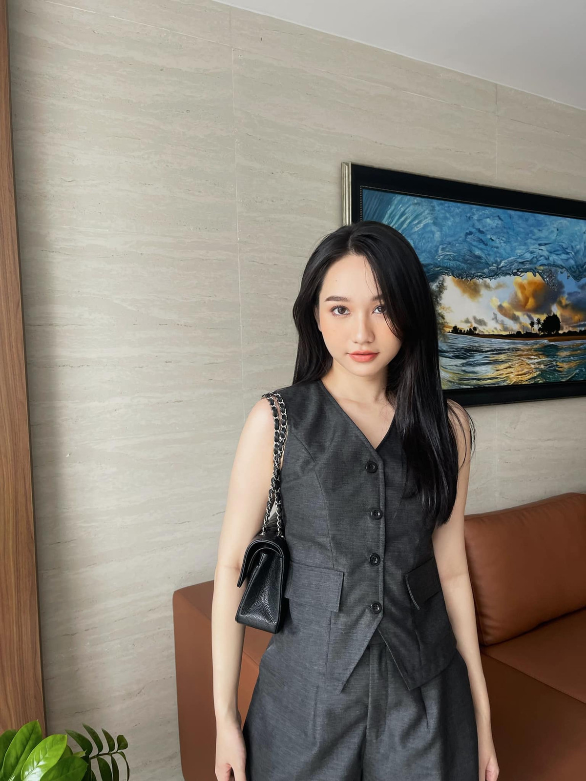 Trúc Anh được xem là nàng thơ mới của màn ảnh Việt khi sở hữu nhan sắc thanh tú, đôi mắt to tròn long lanh như biết nói cùng làn da trắng nõn và mái tóc suông dài đen mượt.