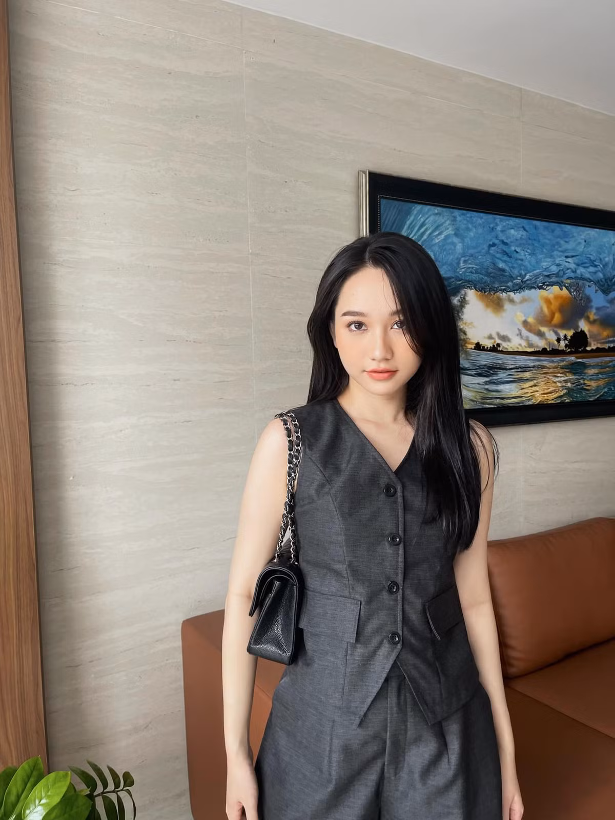 Trúc Anh được xem là nàng thơ mới của màn ảnh Việt khi sở hữu nhan sắc thanh tú, đôi mắt to tròn long lanh như biết nói cùng làn da trắng nõn và mái tóc suông dài đen mượt.