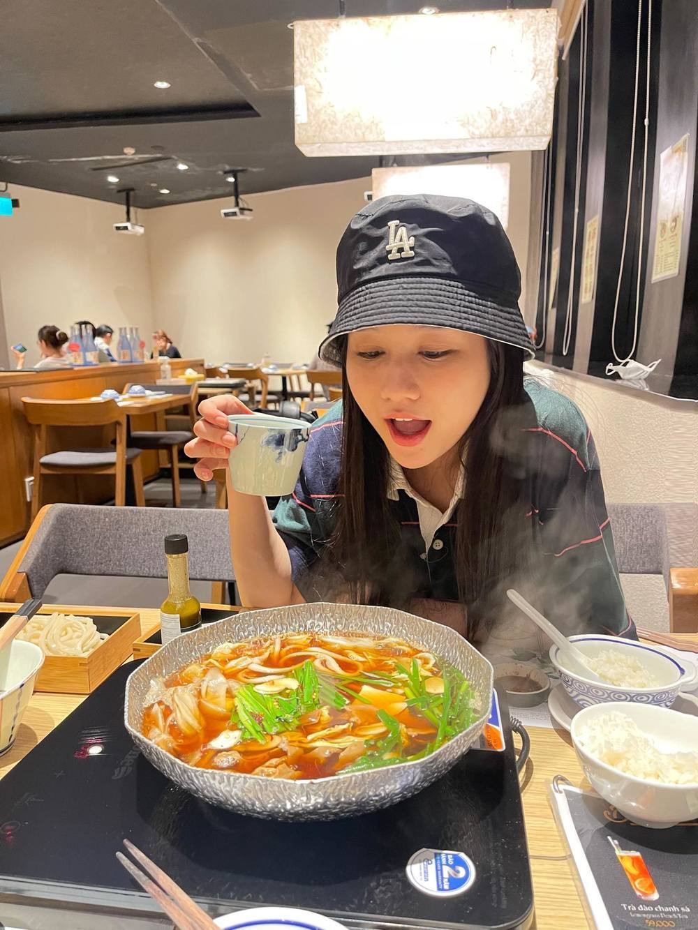 Cụ thể trên trang cá nhân, hot girl Trúc Anh vừa cập nhật khoảnh khắc xinh đẹp của mình. Tại đây cô nàng "đốn tim" người nhìn bởi vẻ đẹp thuần khiết trong set đồ kín đáo.