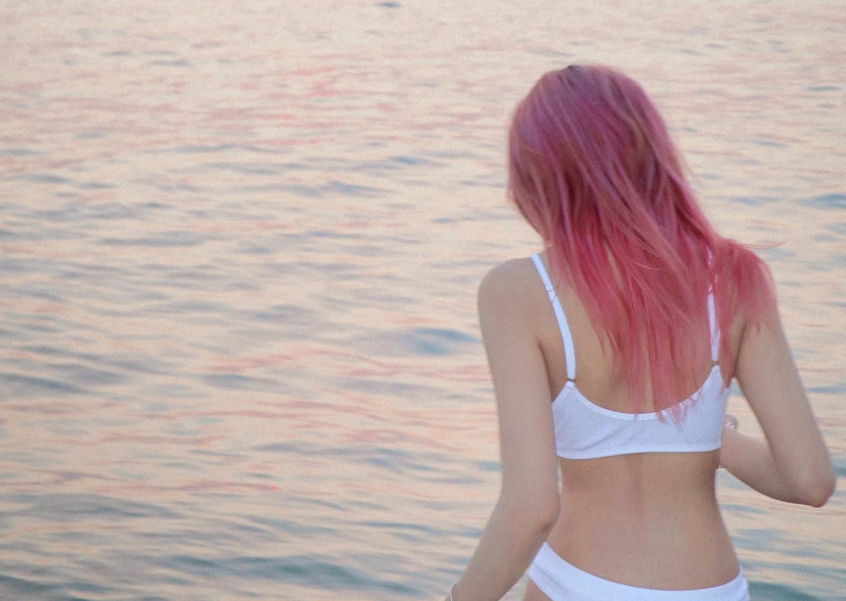 Mới đây gái xinh này đã khiến cộng đồng mạng mắt tròn mắt dẹt khi tung bộ ảnh mặc bikini bên bãi biển trên fanpage chính thức của mình.