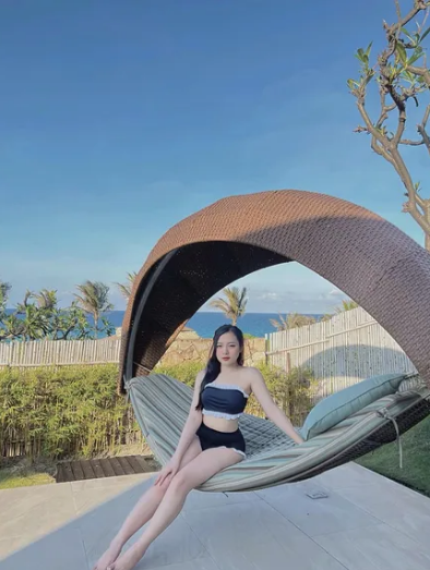 Không cần hở bạo, cư dân mạng vẫn có thể chiêm ngưỡng được đường cong nuột nà, làn da trắng sáng như sữa của nàng MC quốc dân.