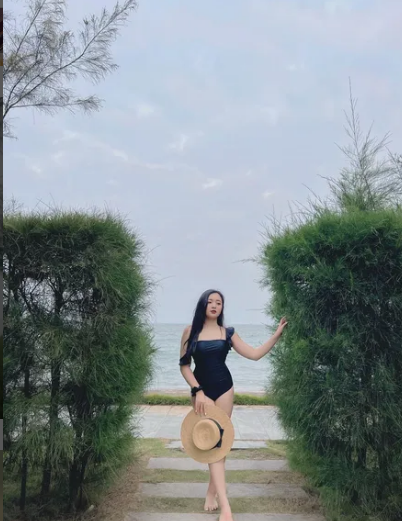 Trước đấy, cô nàng cũng thường xuyên “chiêu đãi” fan khi diện những bộ bikini quyến rũ và khoe trên Facebook cá nhân.