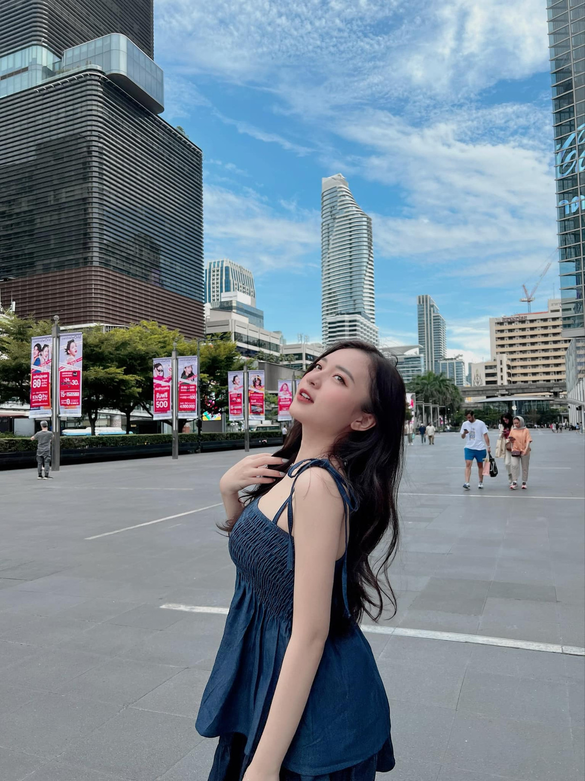 Nhiều fan nhận xét cô nàng đã không khoe dáng thì thôi, nhưng đã khoe là phải “cháy hết mình”.