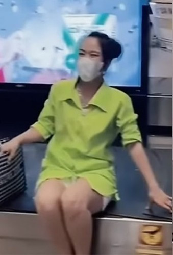 Trong khi sự việc về cô gái vô tư ngồi trên băng chuyền vẫn chưa hết hot thì mới đây lại xuất hiện thêm một nữ hành khách có hành động tương tự đã vô tình vi phạm quy định sân bay.