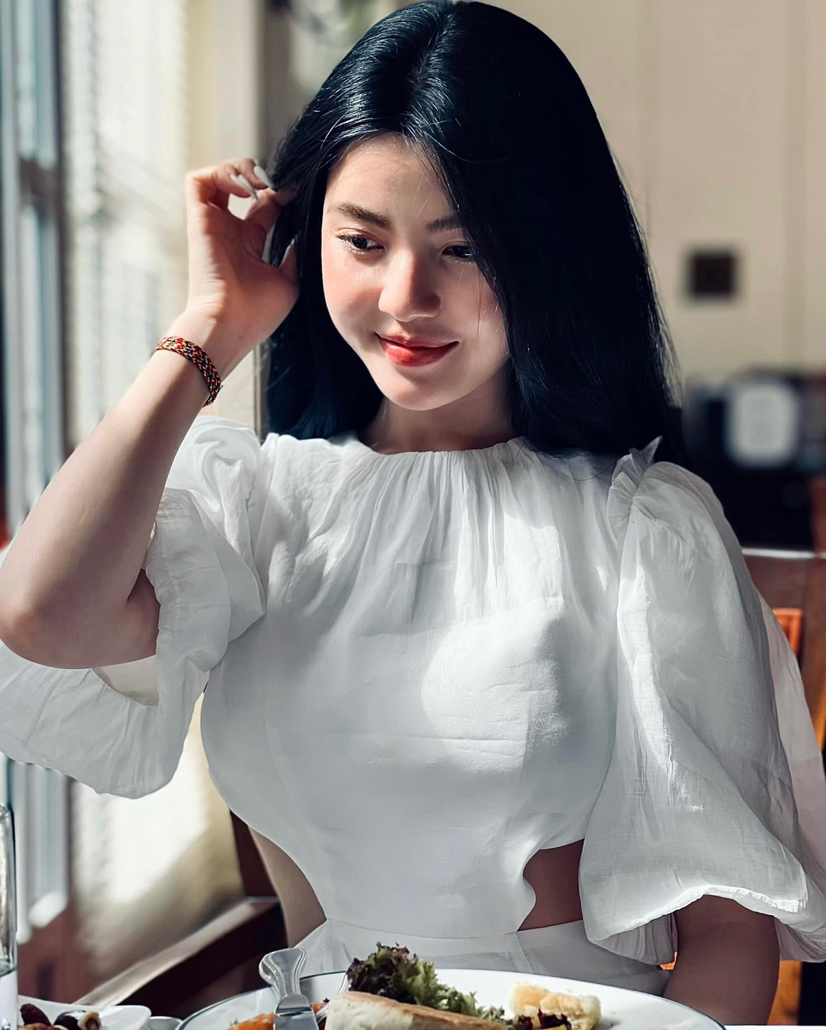 Cô nàng chịu khó khoe bản thân trên mạng xã hội hơn kể từ khi Quang Hải xuất ngoại. Ảnh: Tổng hợp