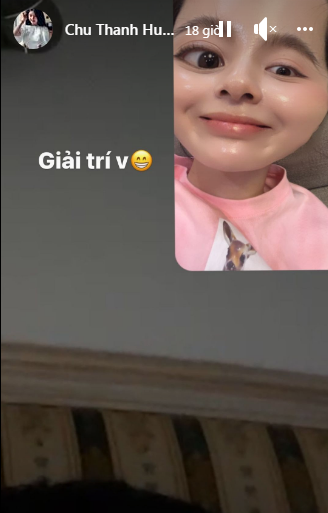 Khoảnh khắc ghi lại Chu Thanh Huyền trò chuyện Facetime cùng một người, dù không để lộ mặt nhưng cư dân mạng đồn đoán không ai khác là Quang Hải.