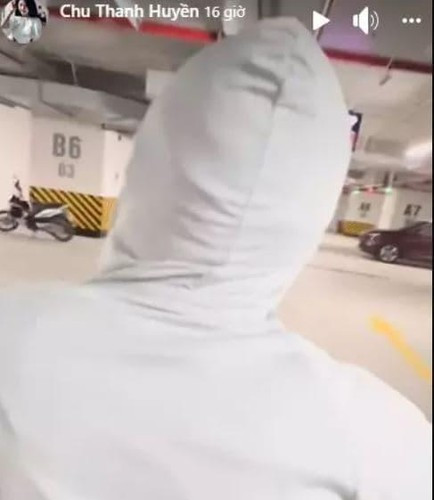 Tuy nhiên, với hành động ôm eo cùng thân hình vạm vỡ trông của chàng trai giấu mặt, netizen cũng đoán ngay đó là Quang Hải.