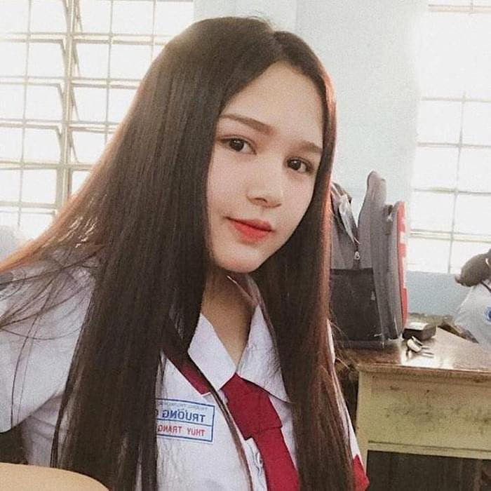 Hồi ấy Xoài Non vẫn để tóc đen, thời trang không đồng phục nhà trường thì là áo dài trắng tinh khôi. Gương mặt gái xinh khi đó trông đẫy đà, thân hình cũng bụ bẫm hơn bây giờ.