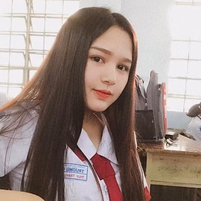 Hồi ấy Xoài Non vẫn để tóc đen, thời trang không đồng phục nhà trường thì là áo dài trắng tinh khôi. Gương mặt gái xinh khi đó trông đẫy đà, thân hình cũng bụ bẫm hơn bây giờ.