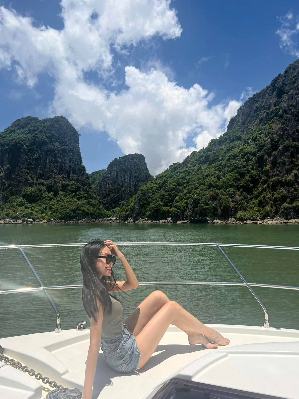 Cụ thể, bạn gái Đoàn Văn Hậu đã tung loạt ảnh diện bikini, khoe trọn vòng eo “thắt đấy lưng ong” đầy mê hoặc của mình.