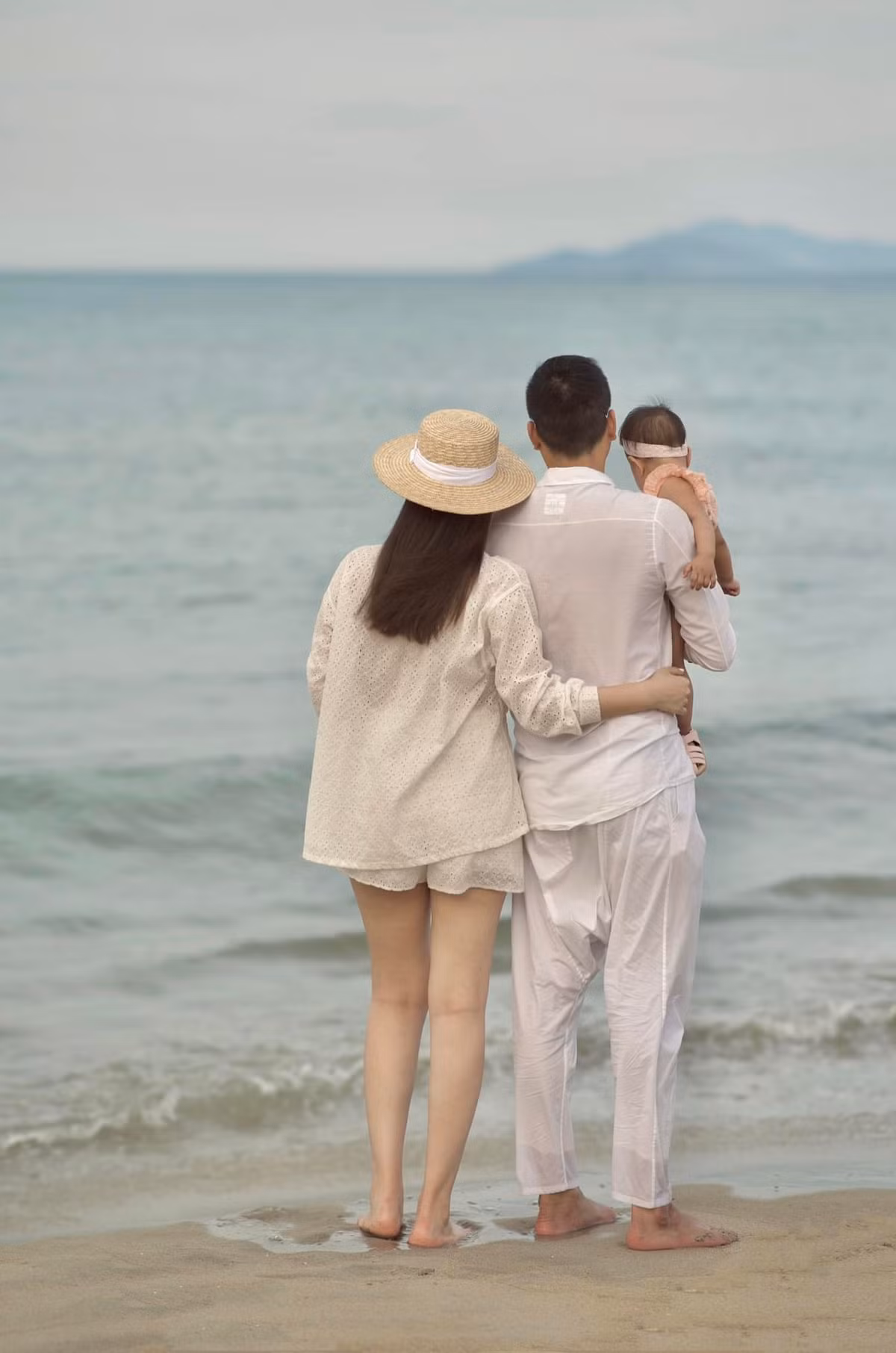 Trong nhiều hình ảnh chụp gia đình nhỏ, Phanh Lee luôn lựa chọn cách quay mặt đi hoặc sử dụng icon che mặt con đầu lòng và chồng. Ảnh: FBNV