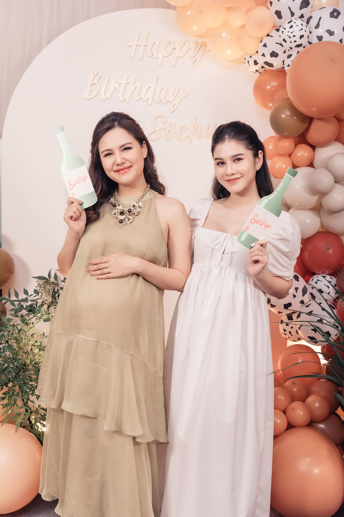 Đính kèm là loạt ảnh mẹ bầu Phanh Lee và con gái xuất hiện rạng rỡ bên mọi người. Sochu được khen ngợi hết lời với vẻ ngoài đáng yêu.