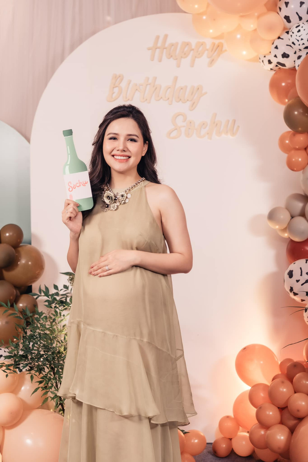 Sau khi trở về từ châu Âu, vợ chồng cựu hot girl Phanh Lee bắt tay vào chuẩn bị bữa tiệc ấm cúng mừng con gái đầu lòng Sochu tròn một tuổi.