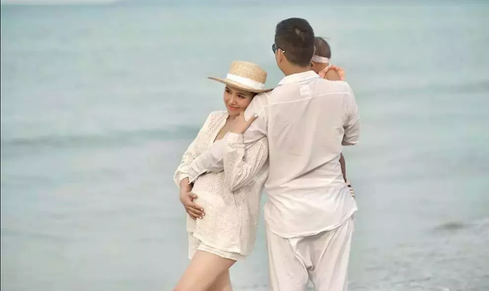 Tài khoản sau đó giải thích: "Mình chỉ thấy lạ, người với người chứ có gì mà phải giấu giếm", nhưng không nhận được thêm bất kỳ phản hồi nào từ cựu hot girl Phanh Lee.