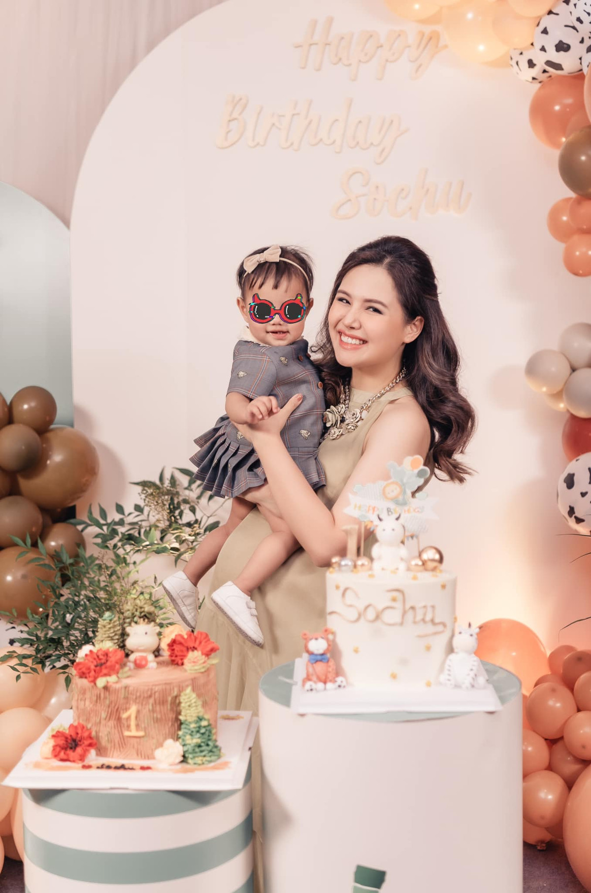 Hành động của Phanh Lee đã bị một tài khoản ý kiến: "Sao chồng mình mà phải che lại thế nhỉ".