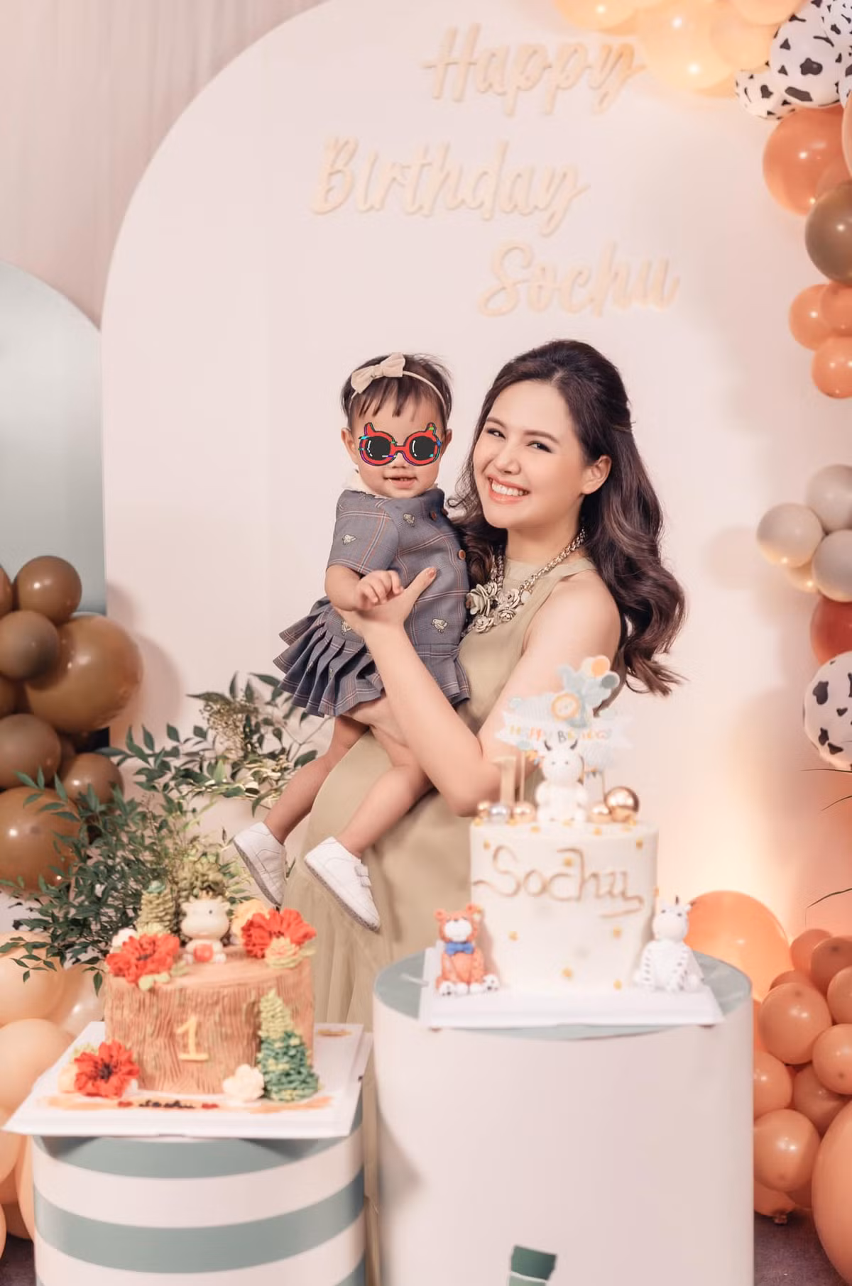 Hành động của Phanh Lee đã bị một tài khoản ý kiến: "Sao chồng mình mà phải che lại thế nhỉ".