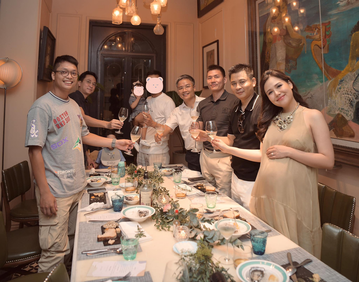 Tuy nhiên, Phanh Lee vẫn giữ thói quen giấu mặt chồng bằng cách chèn icon lên khuôn mặt làm không ít netizen tò mò, khó hiểu.