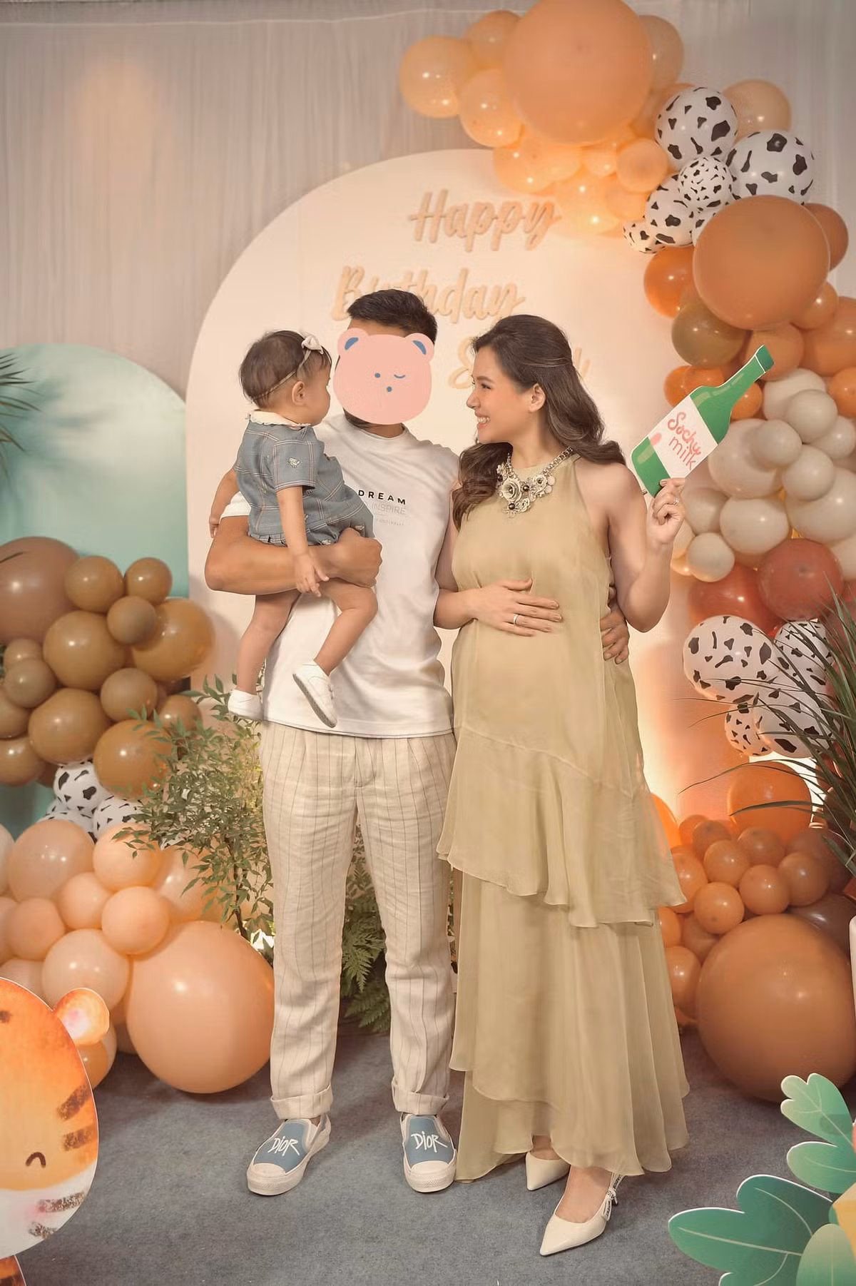 Mới đây, Phanh Lee hào hứng chia sẻ loạt ảnh trong sinh nhật con gái tròn 1 tuổi. Bữa tiệc với sự tham gia của nhiều anh em, bạn bè thân thiết của vợ chồng nữ diễn viên.