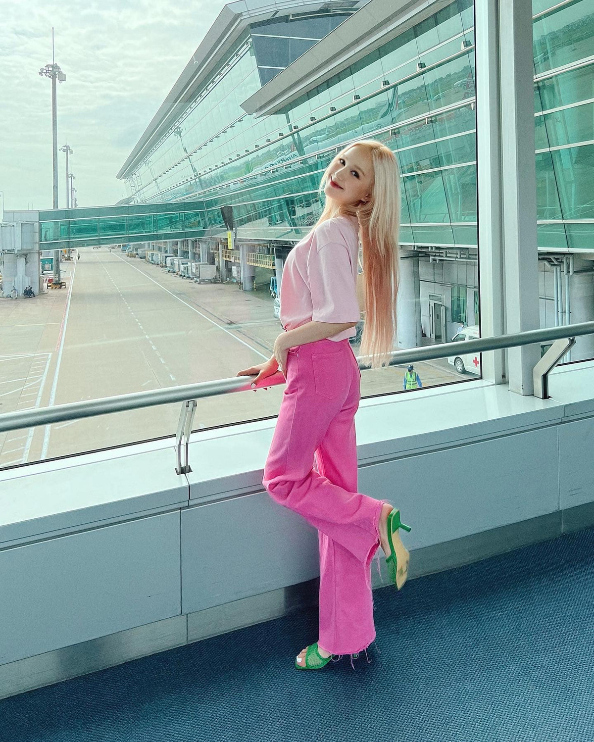 Xoài Non ở hiện tại được nhiều người đánh giá là sở hữu gương mặt xinh đẹp, ngũ quan hài hòa và body đẹp.