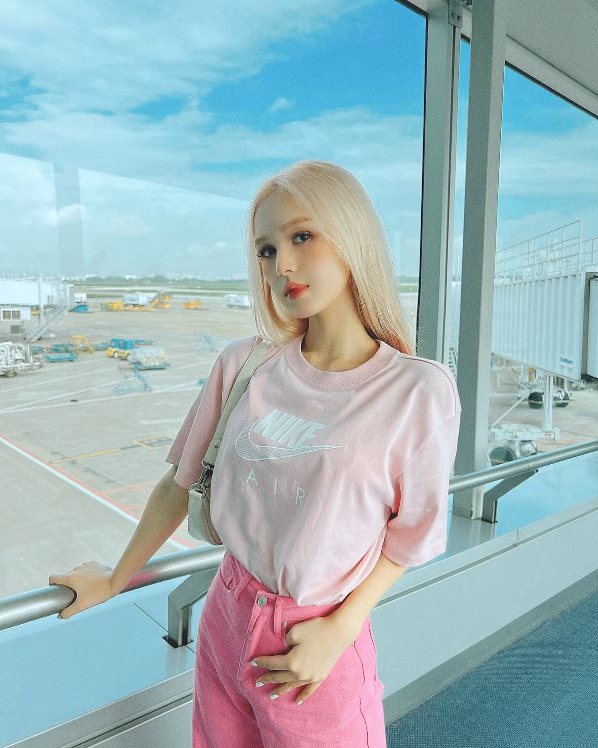 Dù vậy, cô nàng vẫn tự lập trong công việc, có khả năng kiếm tiền đáng nể thông qua mạng xã hội, làm mẫu ảnh và lấn sân diễn viên.