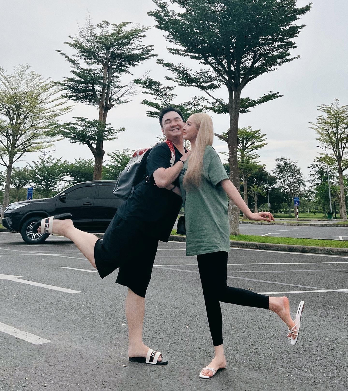 Chính cuộc hôn nhân không "môn đăng hộ đối", chênh lệch nhau tới 13 tuổi khiến hot girl Xoài Non liên tiếp bị mắng đào mỏ, lấy chồng giàu chỉ vì tài sản.