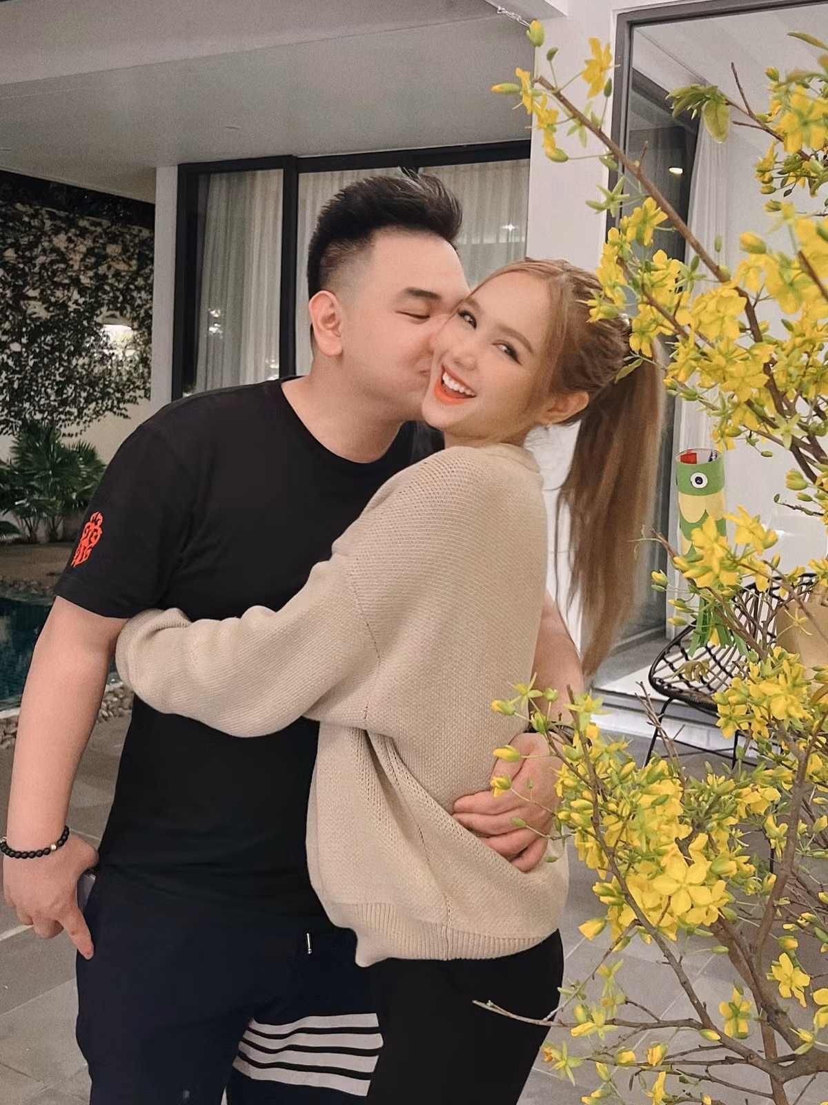 Ngoài ra Xoài Non còn cho hay: "Mình đọc nhiều bình luận nói không đúng về mình lắm nhưng mà mình lười giải thích, nên thôi ai muốn hiểu thì sẽ hiểu mình là người như thế nào".