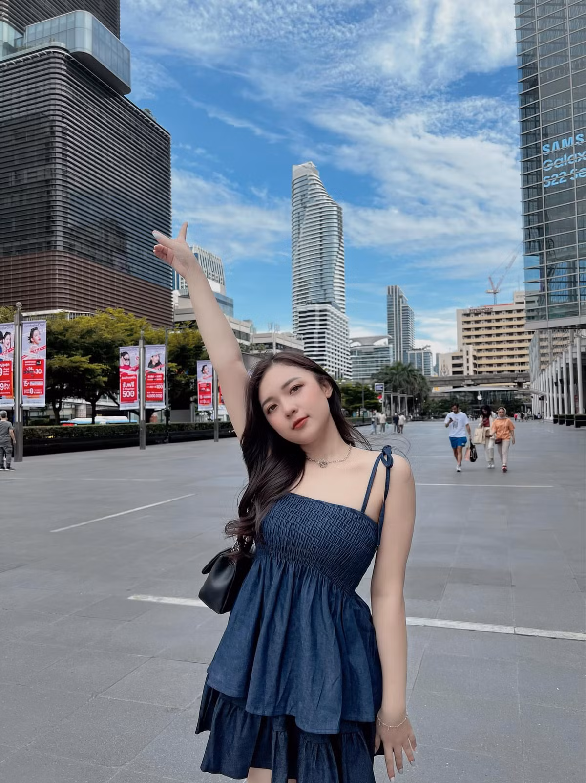 Được đào tạo bài bản khi theo học Học viện Báo chí và Tuyên truyền, Vũ Phương Thảo nhanh chóng bén duyên với nghề MC. Hiện tại cô đang dẫn chương trình về eSports (thể thao điện tử).