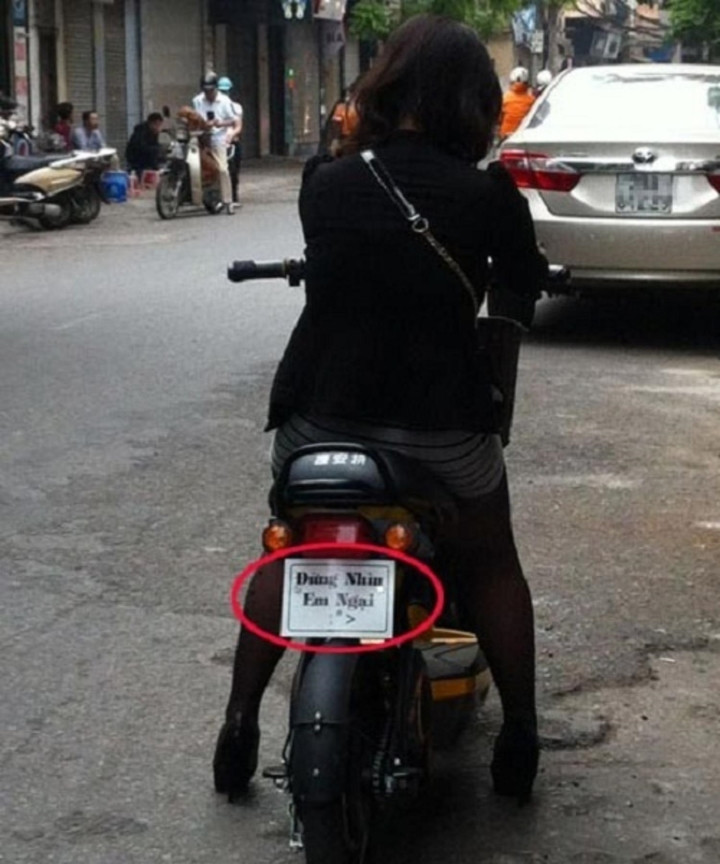 Vốn dĩ để không làm ảnh hưởng đến giao thông nên chủ các phương tiện đã sáng tạo ra những thông điệp hài hước, thiết thực nhằm để mọi người thông cảm.