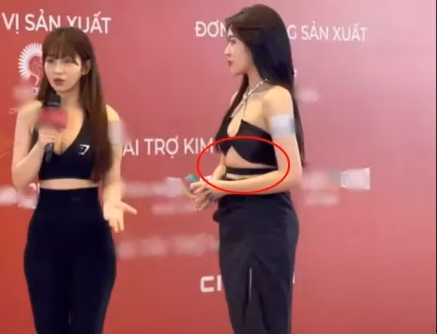 Thậm chí gương mặt của Trần Thanh Tâm còn để lộ những vết nhăn nheo, già nua khác xa với những hình ảnh mà cô nàng đăng tải lên MXH.