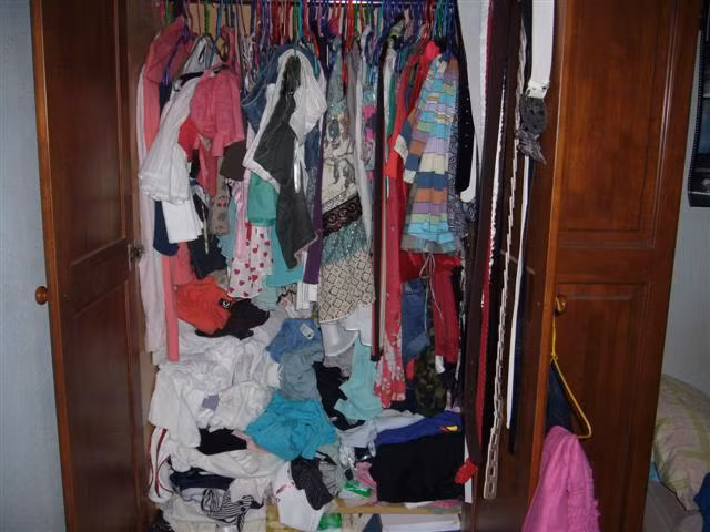 Đừng quên vứt bỏ những bộ quần áo cũ ra khỏi tủ. Vì chúng có thể mang tới năng lượng xấu, ảnh hưởng tới tinh thần của gia chủ. Ảnh: Pop.