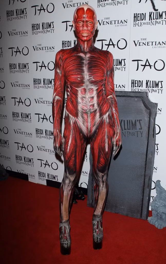 Siêu mẫu Heidi Klum trong bộ bodysuit vẽ bằng tay ghê rợn. Ảnh: DM.