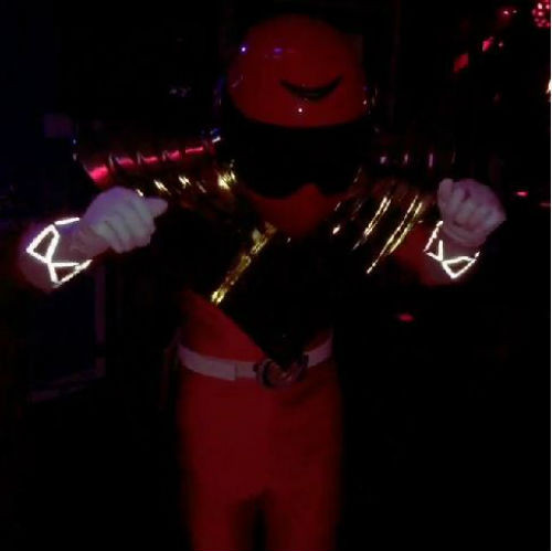 Justin Bieber biến hóa thành siêu nhân đỏ. Ảnh: Usmagazine.