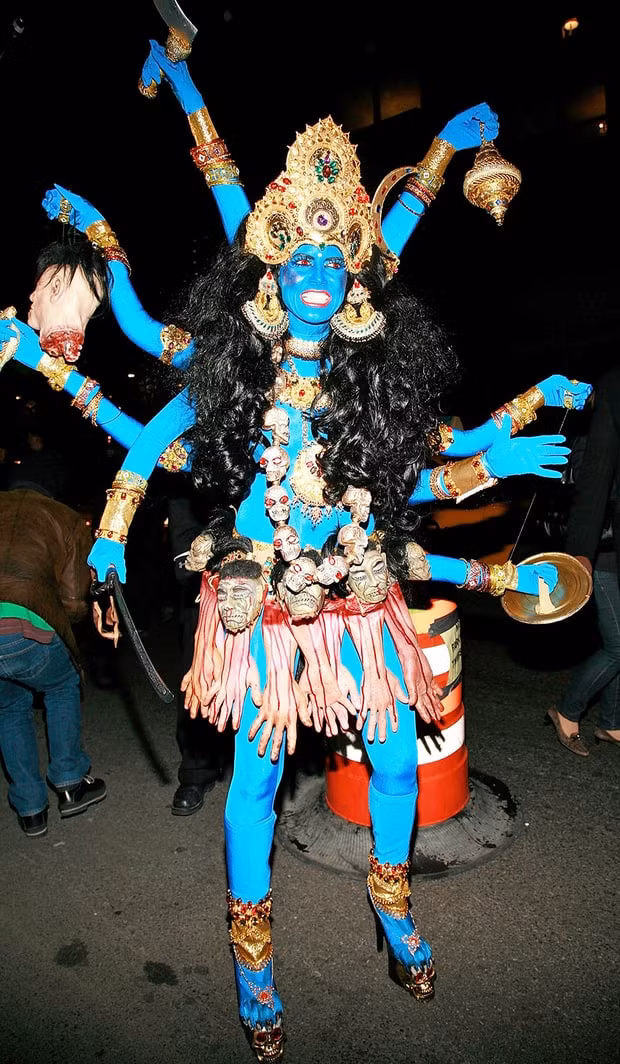 Trang phục gồm nhiều đầu người của Heidi Klum trong lễ hội Halloween năm 2008. Ảnh: Usmagazine.