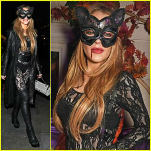 Lindsay Lohan trong trang phục người mèo trong dịp lễ Halloween. Ảnh: Ooyuz.