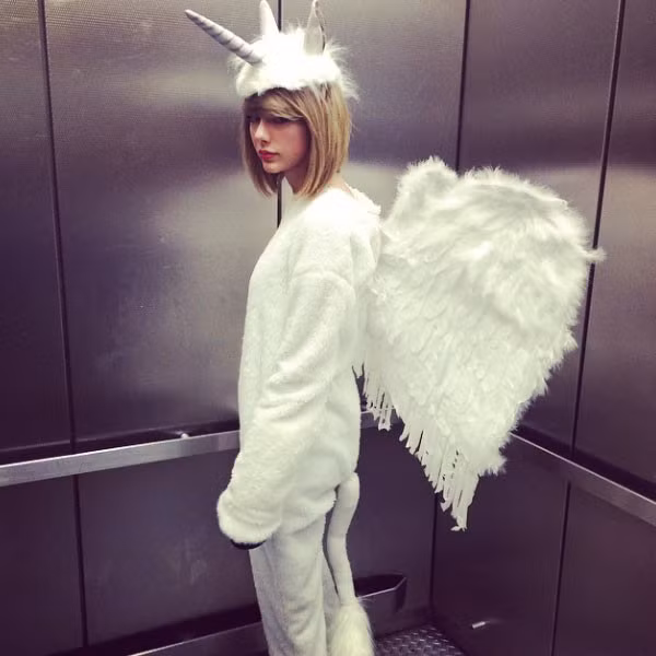 Taylor Swift hóa thành chú kỳ lân có cánh. Ảnh: Eonline.