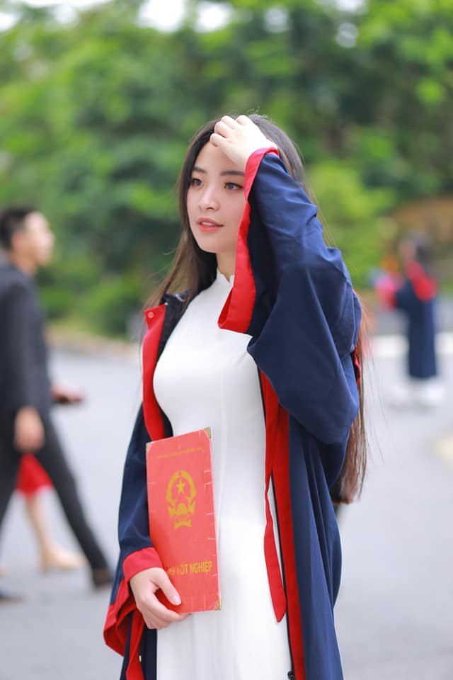 Trái với những hình ảnh lộng lẫy, cầu kỳ trên sân khấu, Hồng Hạnh theo đuổi lối sống đơn giản, bởi “điều này giúp mình có cái nhìn tích cực hơn về cuộc sống và cảm nhận cuộc sống quanh mình trọn vẹn nhất.”