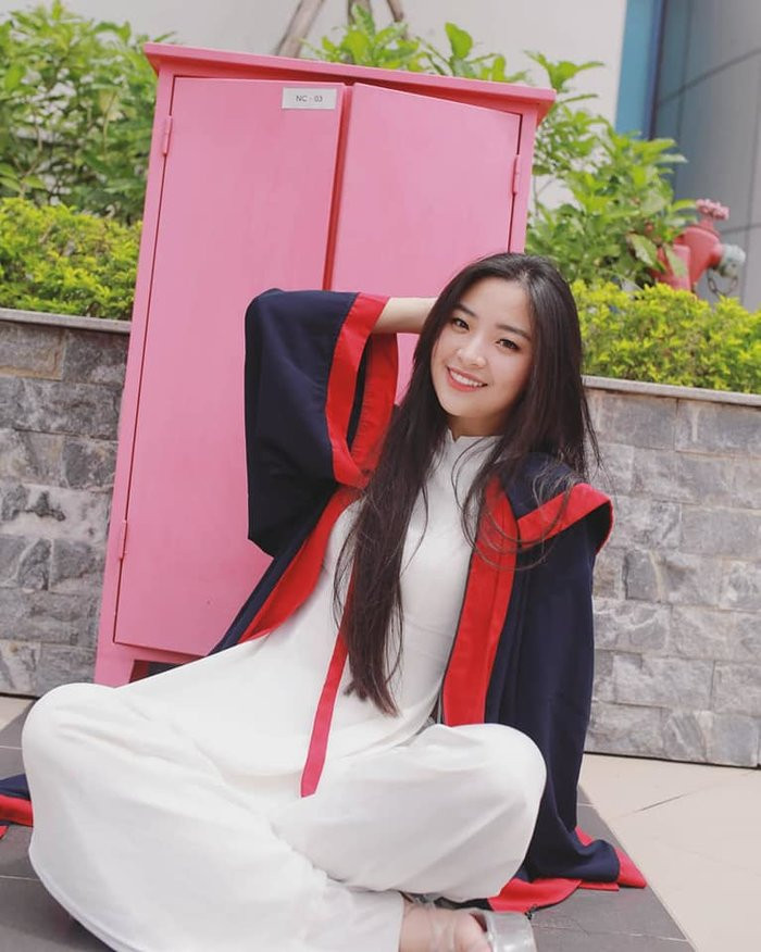 Từng tham gia nhiều cuộc thi về nhan sắc song cô cho biết bản thân chưa có dự định tiếp bước Á hậu 1 Bùi Phương Nga (cũng là sinh viên ĐH Kinh tế Quốc dân) góp mặt ở những cuộc thi lớn. Hồng Hạnh cho biết mục tiêu hiện tại của cô là ra trường với tấm bằng cử nhân kinh tế xuất sắc.