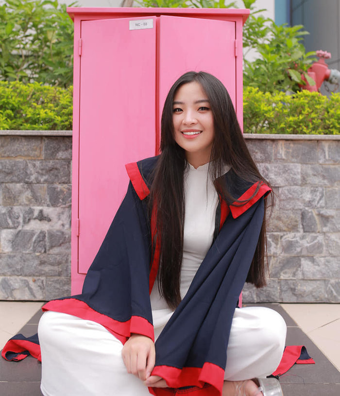 Tân hoa khôi tự nhận mình là cô gái cá tính, năng động. Ngoài giờ học, Hồng Hạnh thích tìm hiểu về ảo thuật, đọc sách. Cô cho rằng ảo thuật mang đến niềm vui và tiếng cười, còn sách giúp cô thu lượm thêm nhiều kiến thức bổ ích.