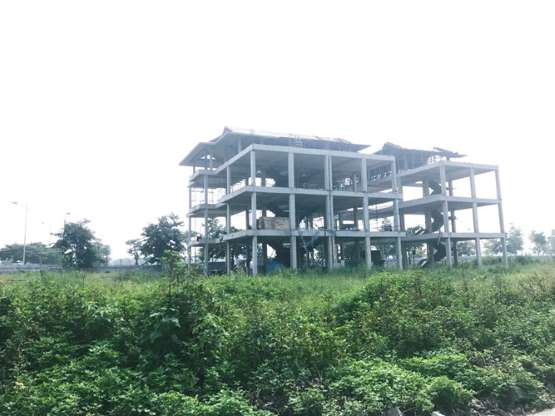 Đã hàng chục năm qua đi nhưng nhiều mục bên trong dự án này vẫn chưa thể hoàn thiện, cỏ dại ngày ngày đua nhau vây quanh um tùm.