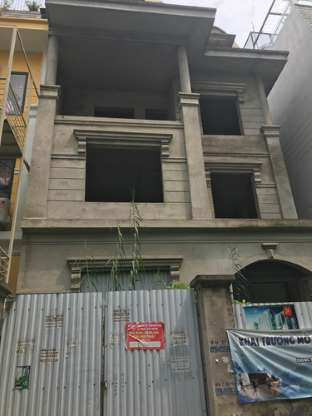 Vẫn còn rất nhiều căn biệt thự, nhà liền kề trong dự án này mới chỉ xây xong phần thô rồi bỏ không như thế này.