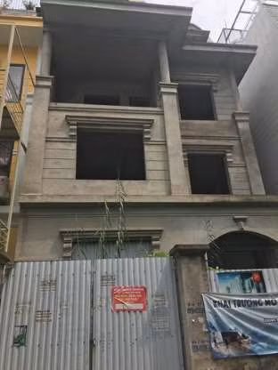 Vẫn còn rất nhiều căn biệt thự, nhà liền kề trong dự án này mới chỉ xây xong phần thô rồi bỏ không như thế này.