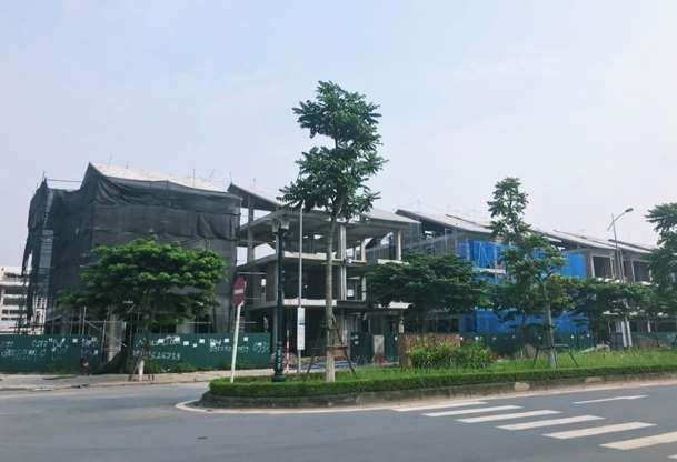 Ở thời điểm bàn giao quỹ đất của dự án, cơ quan chức năng áp giá đất với nhà đầu tư khoảng 8,5 triệu đồng/m2. Sau đó, giá đất biến đổi chóng mặt và tăng vọt lên khoảng 30 - 40 triệu đồng/m2, khiến giới bất động sản thêm lần nữa xôn xao.