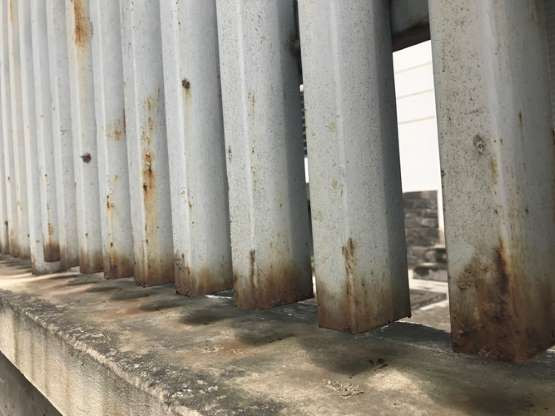 Thậm chí các hàng rào sắt cũng bị bạc màu, hoen rỉ nhưng vẫn không được Tập đoàn Nam Cường khắc phục.